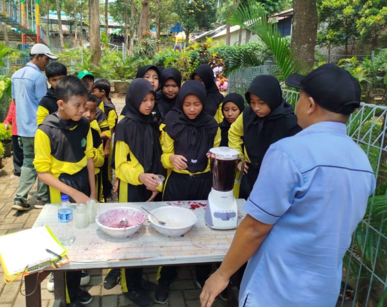 Dari Buku ke Alam: MIN 2 Sidoarjo Terapkan Pembelajaran Kontekstual di Pacet Mini Park