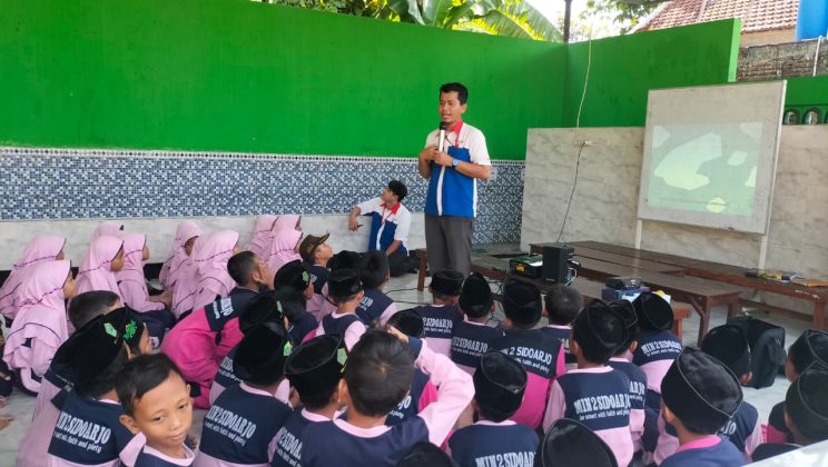 Dari Film Animasi ke Ilmu Sains: Yakult Cerahkan Siswa MIN 2 Sidoarjo Tentang Pencernaan
