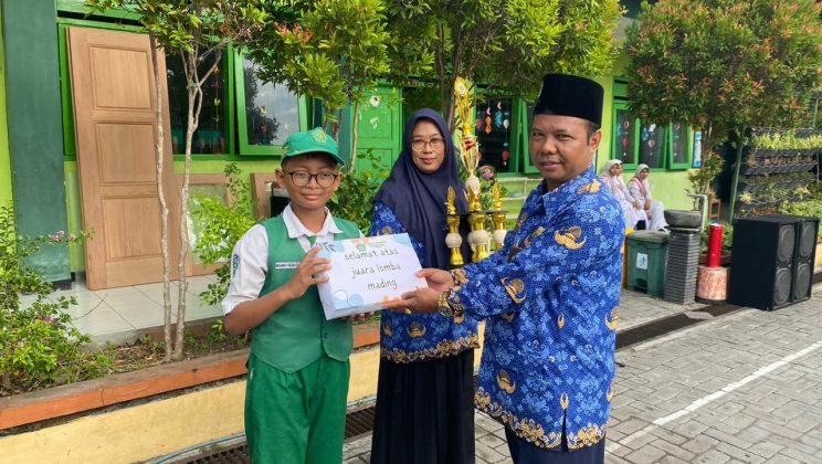 Warna-Warni Kreativitas! Siswa MIN 2 Sidoarjo Angkat Tema Lingkungan Lewat Lomba Mading