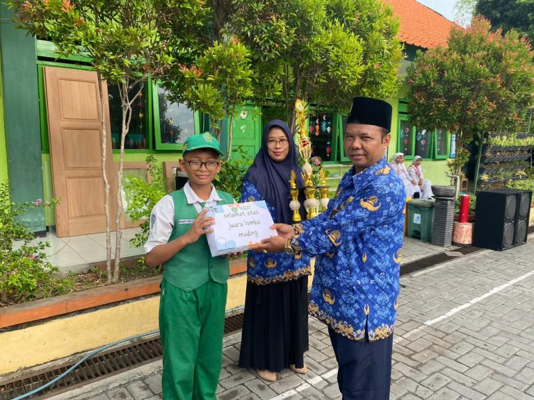 Warna-Warni Kreativitas! Siswa MIN 2 Sidoarjo Angkat Tema Lingkungan Lewat Lomba Mading
