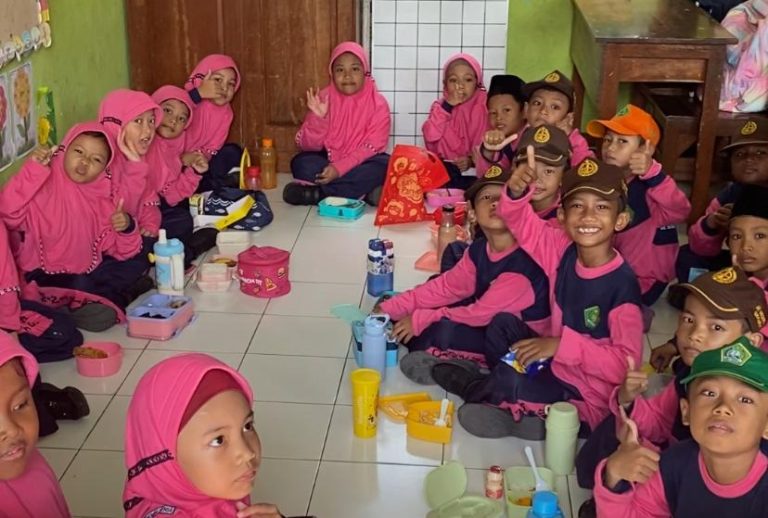 MIN 2 Sidoarjo Gelar SABAR GUS Sarapan Sehat Bersama Guru & Siswa, Wujudkan Generasi Cerdas dan Bugar