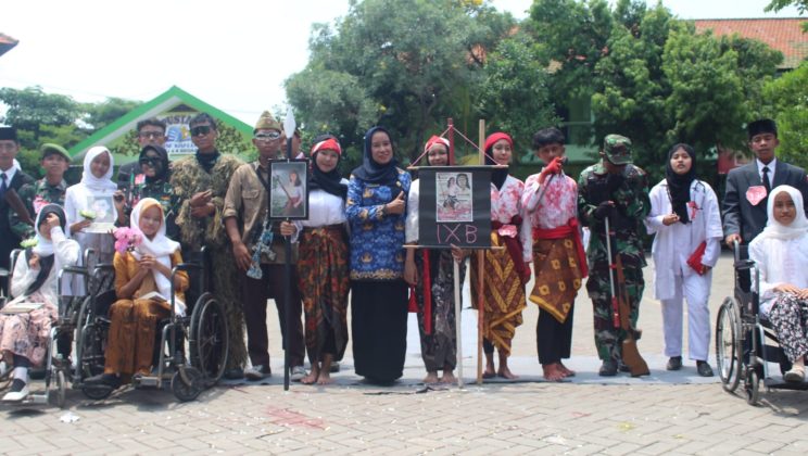 “Meriah dan Penuh Makna! MTsN 4 Sidoarjo Peringati Hari Pahlawan dengan Upacara dan Cosplay Pahlawan Inspiratif”