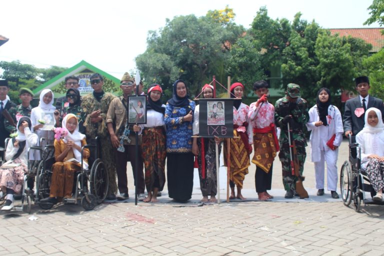 “Meriah dan Penuh Makna! MTsN 4 Sidoarjo Peringati Hari Pahlawan dengan Upacara dan Cosplay Pahlawan Inspiratif”