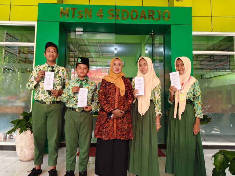 Pendistribusian Zakat, Infaq dan Sodaqoh (ZIS) UPZ Kemenag di MTs Negeri 4 Sidoarjo