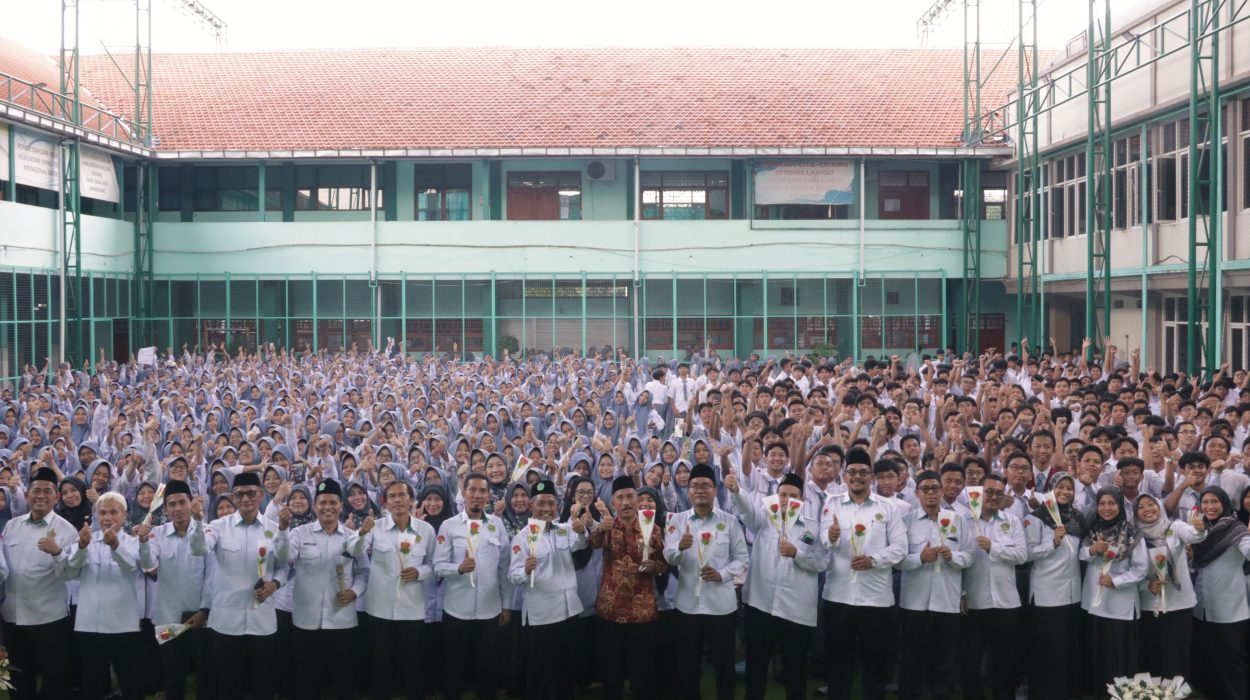Foto Bersama Guru dan Siswa MAN Sidoarjo pada peringatan Hari Guru Nasional 2025