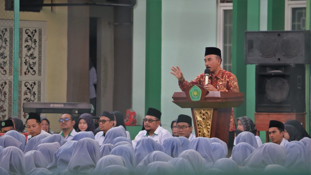 Kepala MAN Sidoarjo memberikan nasihat kepada siswa-siswi MAN pada peringatan Hari Guru Nasional 2025