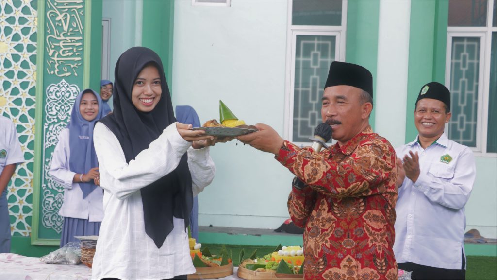 Pemotongan Tumpeng sebagai simbolik dari estafet ilmu selalu berpindah dengan penuh hormat dan kasih