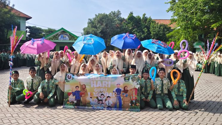 Menumbuhkan Semangat Juang : Upacara, Treatrikal dan Dedikasi Siswa MTsN 4 Sidoarjo