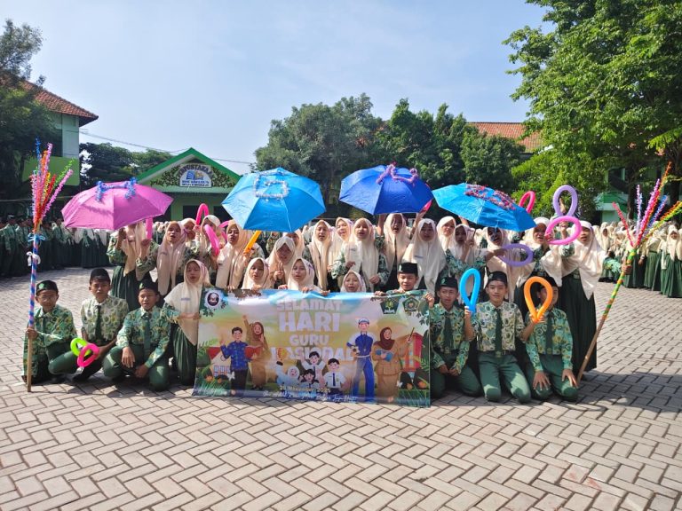 Menumbuhkan Semangat Juang : Upacara, Treatrikal dan Dedikasi Siswa MTsN 4 Sidoarjo
