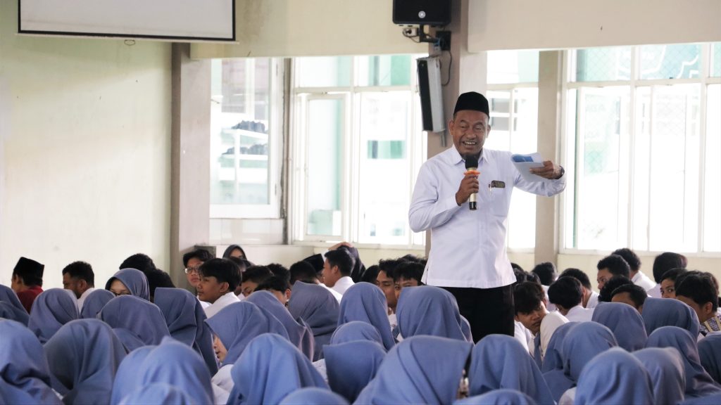Prof. Dr. H. Langgeng Budianto, M.Pd., berbagi pengalaman mengenai pentingnya bahasa inggris untuk kelanjutan belajar siswa