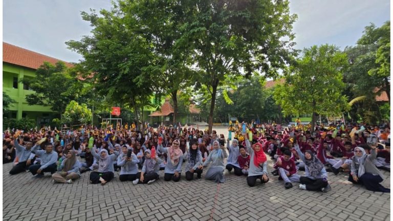 MTsN 4 Sidoarjo Kompak Bergerak “ Jum’at Sehat dan Bersih jadi Momentum Edukasi Lingkungan”