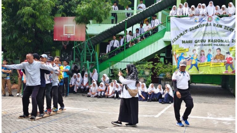 Aksi Langkah PGRI : Meriahkan Hari Guru Nasional dengan Lomba Terompah Gembira di MTs Negeri 4 Sidoarjo
