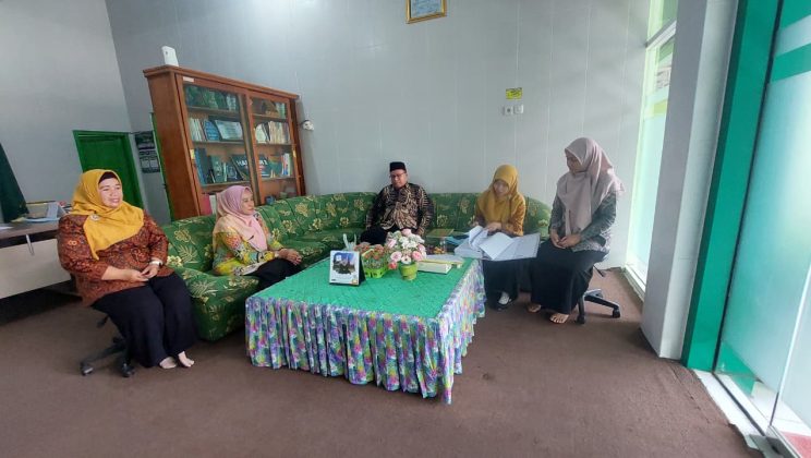 Monitoring dan Evaluasi BOS Tahap I, Kasubbag TU Kemenag Sidoarjo Kunjungi MTs Negeri 4 Sidoarjo