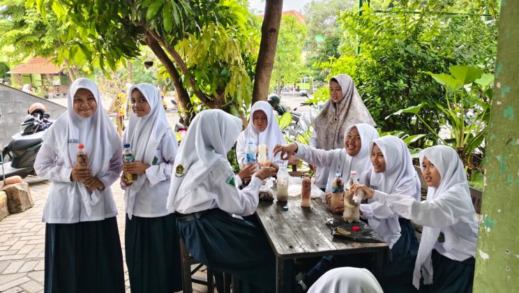 Riset Asyik : Aksi Nyata Siswa MTsN 4 Sidoarjo olah Kulit Buah Jadi Nutrisi Tanaman
