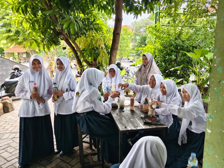 Riset Asyik : Aksi Nyata Siswa MTsN 4 Sidoarjo olah Kulit Buah Jadi Nutrisi Tanaman