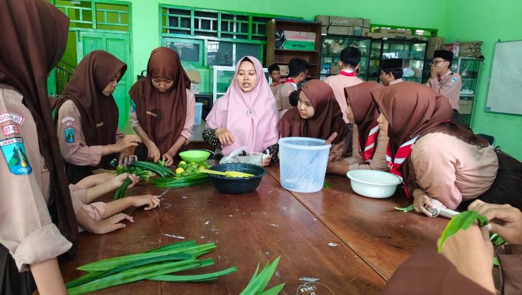 Aroma Edukasi: Kelas 8H MTsN 4 Sidoarjo Antusias Membuat Sabun Cuci Tangan dari Bahan Alami