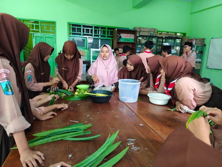 Aroma Edukasi: Kelas 8H MTsN 4 Sidoarjo Antusias Membuat Sabun Cuci Tangan dari Bahan Alami