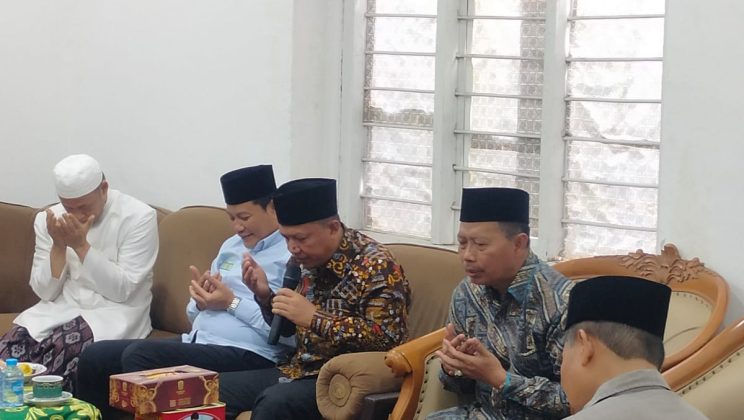 Kepala Kankemenag Dampingi Bupati Sidoarjo Serahkan Bantuan Rp2,35 Miliar untuk Ponpes Al-Khozini Buduran