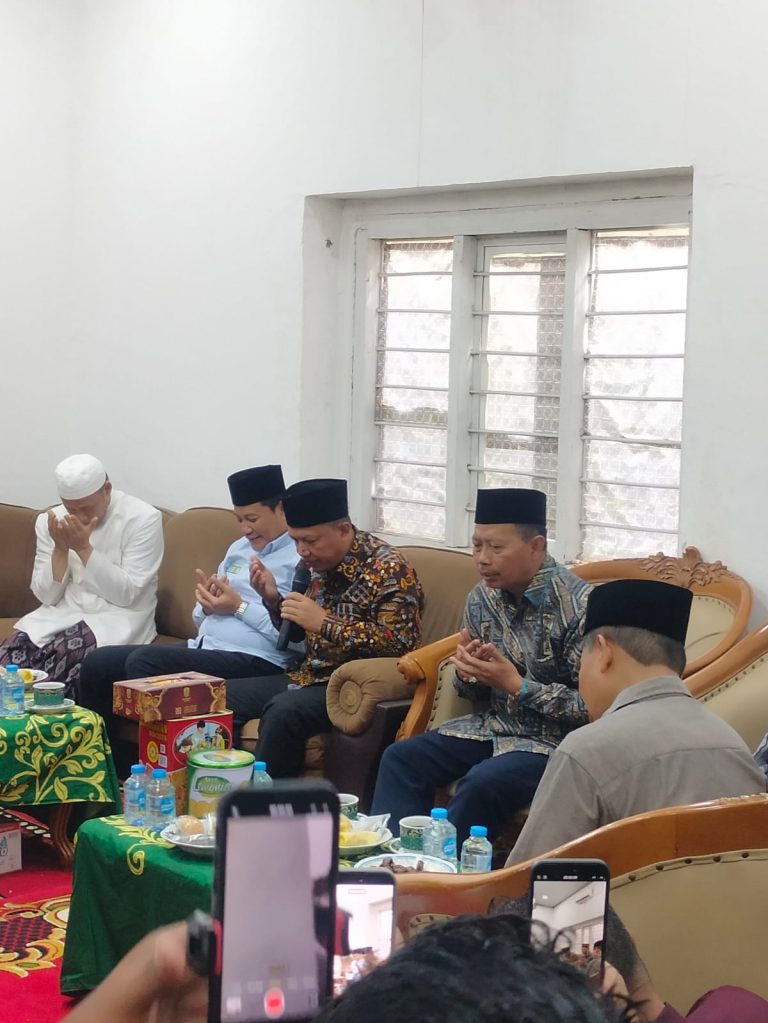 Kepala Kankemenag Dampingi Bupati Sidoarjo Serahkan Bantuan Rp2,35 Miliar untuk Ponpes Al-Khozini Buduran