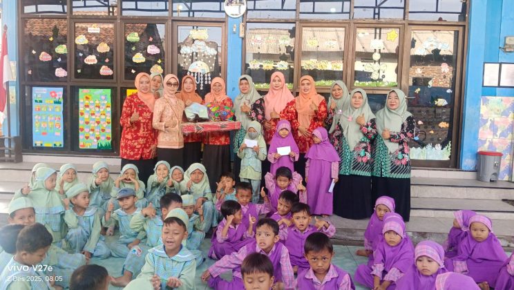 Sambut HUT Dharma Wanita Persatuan Ke-26, Ketua DWP Sub Unit MTsN 4 Sidoarjo Ikuti Program “DWP Mengajar” di RA Perwanida