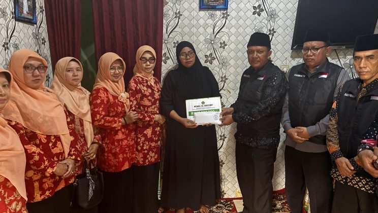 KaKanKemenag , Ketua DWP Bersama jajaran Memberikan Santunan pada Keluarga Korban PP Al Khozini Sidoarjo