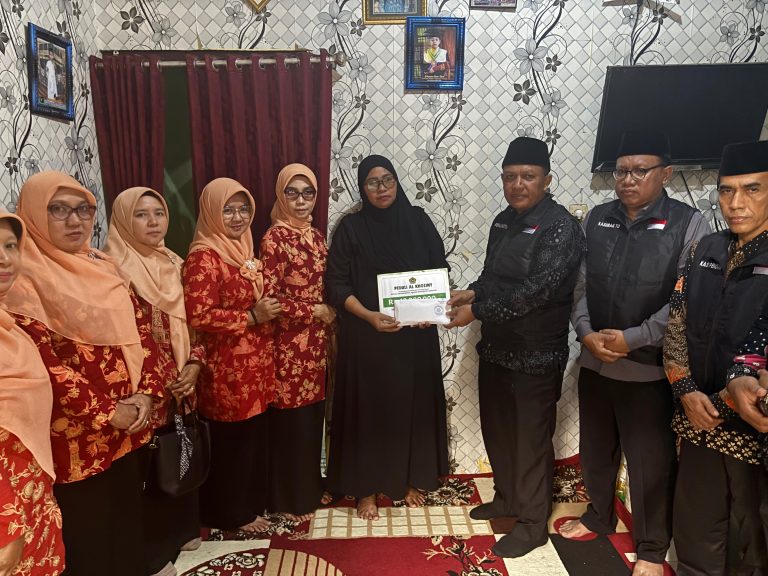KaKanKemenag , Ketua DWP Bersama jajaran Memberikan Santunan pada Keluarga Korban PP Al Khozini Sidoarjo