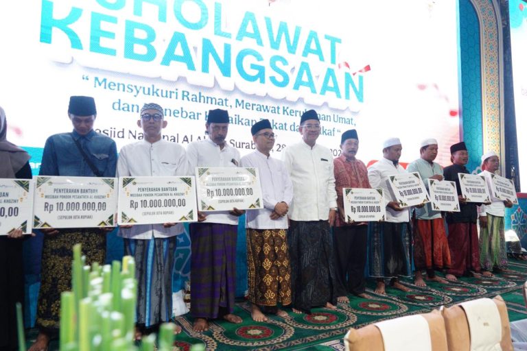 Kepala Kankemenag Sidoarjo Hadiri Sholawat Kebangsaan dan Penyerahan Bantuan Korban Ponpes Al-Khoziny