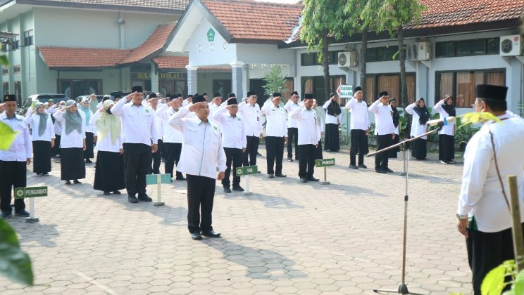 Penyelenggara Zakat dan Wakaf Sampaikan Program Desember pada Apel Pagi Kemenag Sidoarjo