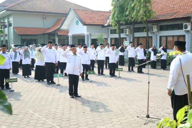 Penyelenggara Zakat dan Wakaf Sampaikan Program Desember pada Apel Pagi Kemenag Sidoarjo