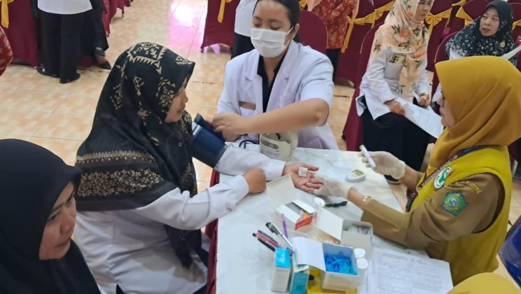 Guru MTsN 4 Sidoarjo Ikuti Sosialisasi Breast Cancer Aware dan Pemeriksaan Payudara Klinis (SADANIS)