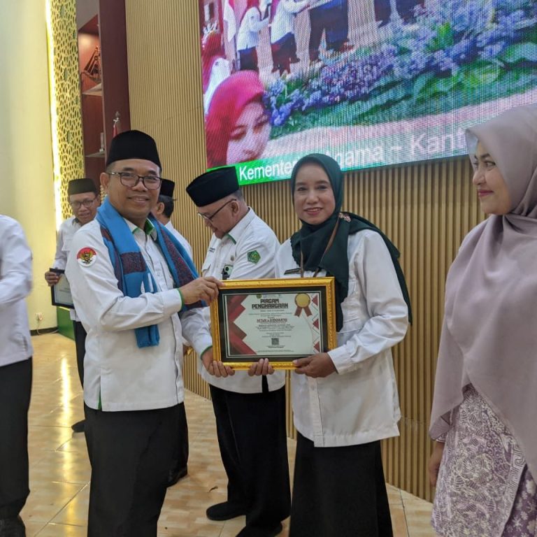 MTs Negeri 4 Sidoarjo Terima Dua Penghargaan Bergengsi dari Kakanwil Kemenag Jawa Timur