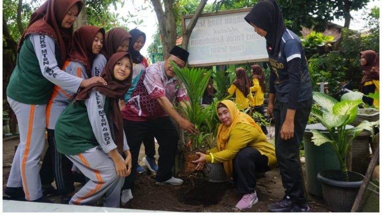 MTsN 4 Sidoarjo Peringati Gerakan Menanam Sejuta Pohon dan Aksi Nyata Peduli Lingkungan