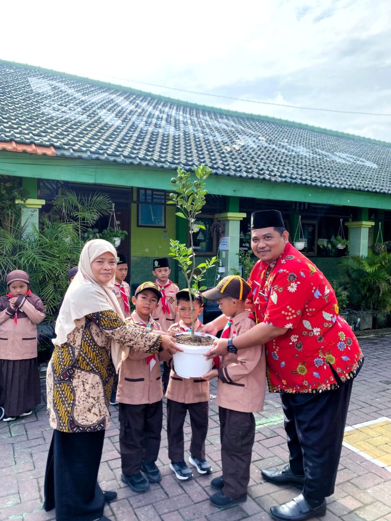 Satu Bibit, Sejuta Harapan: MIN 1 Sidoarjo Galakkan Aksi Tanam Pohon dalam Gerakan Penanaman Sejuta Pohon