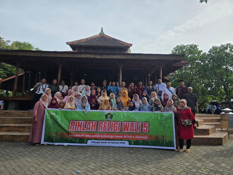 Guru dan Karyawan MTsN 4 Sidoarjo Perkuat Spiritualitas dan Ukhuwah melalui Rihlah Religi Wali Lima