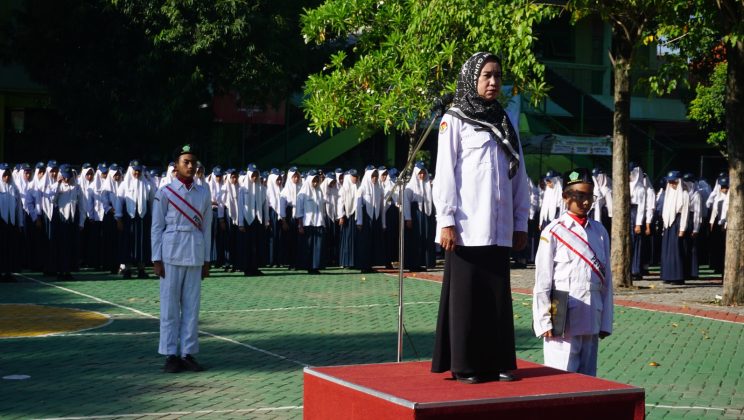 Upacara Bendera MTsN 4 Sidoarjo Tekankan Semangat Menjadi Generasi “SUPER” dan Berprestasi