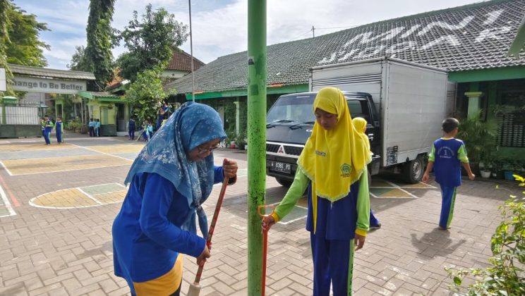 Aksi Nyata MIN 1 Sidoarjo: “Butterfly Waste” Perang Lawan Sampah di Hari Peduli Sampah Nasional
