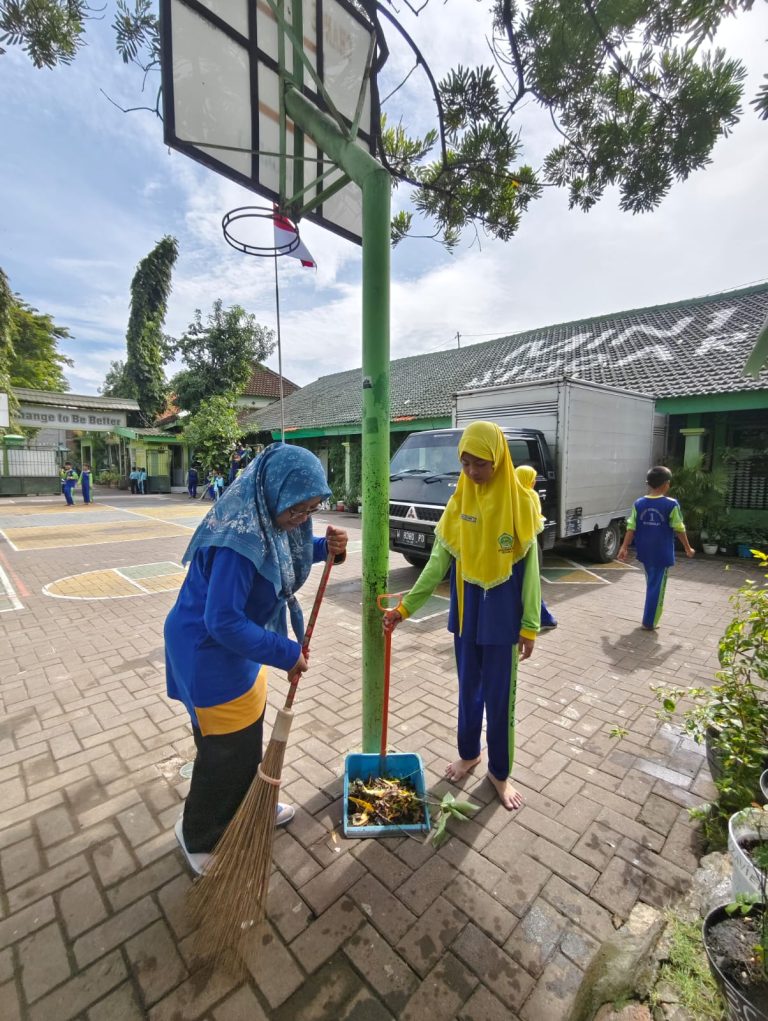 Aksi Nyata MIN 1 Sidoarjo: “Butterfly Waste” Perang Lawan Sampah di Hari Peduli Sampah Nasional