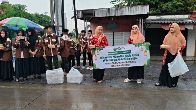 Dharma Wanita Sub Unit MTsN 4 Sidoarjo Tebar Kebaikan dengan Berbagi Takjil Menjelang Buka Puasa