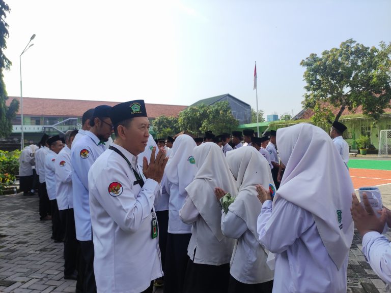 Gemuruh Maaf di Halaman Madrasah: Tradisi Halalbihalal MTsN 3 Sidoarjo Sambut Bulan Syawal