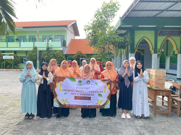 Tabur Kebaikan di Bulan Suci, DWP MIN 2 Sidoarjo Berbagi Kebahagiaan Lewat Takjil Gratis