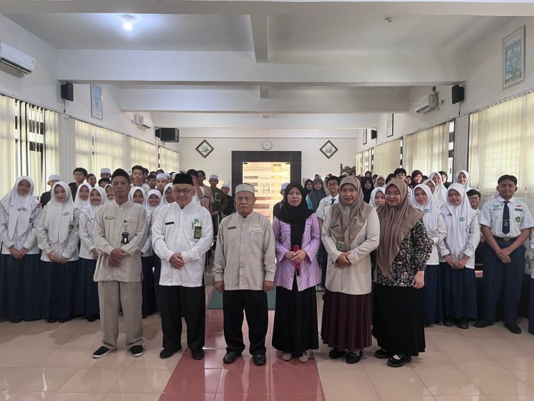 Tingkatkan Keterampilan Bahasa Inggris, Efclusda Club MTsN 1 Sidoarjo Gelar Inagurasi Generasi ke-9
