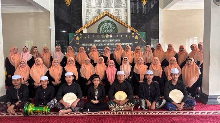 Sentuhan Kasih DWP MTsN 1 Sidoarjo: Warnai Joyful Ramadan dengan Santunan dan Aksi Berbagi Takjil