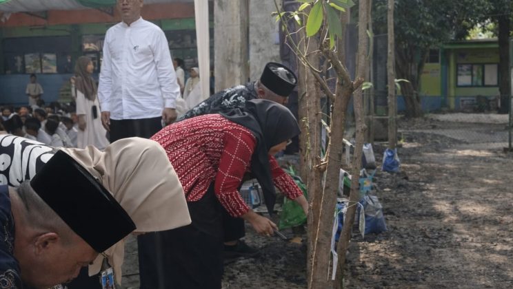 Menanam Kepedulian, Merawat Bumi: Gerakan ROHIS Jatim Peduli dalam Program Ekoteologi PAIS Love di Kabupaten Sidoarjo