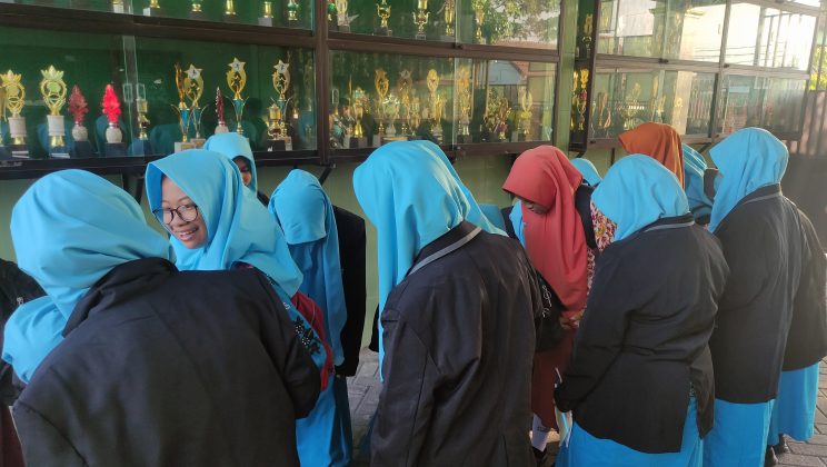 Tingkatkan Kedisiplinan, OSIM MTsN 3 Sidoarjo Gelar Operasi Kerapian Siswa