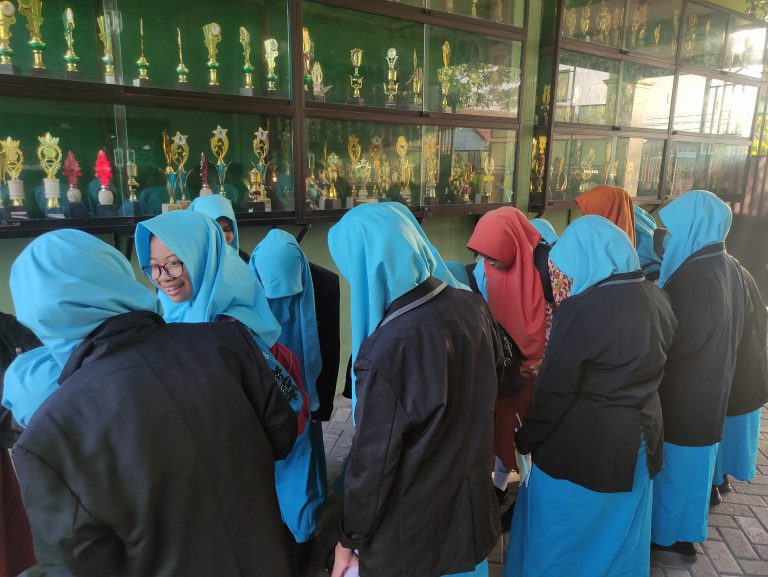 Tingkatkan Kedisiplinan, OSIM MTsN 3 Sidoarjo Gelar Operasi Kerapian Siswa