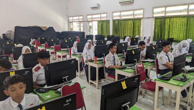 Kunjungi MTsN 1 Sidoarjo, Kakankemenag Kabupaten Sidoarjo Pantau Langsung Pelaksanaan TKA Hari Pertama