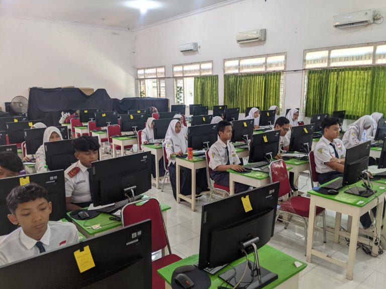 Kunjungi MTsN 1 Sidoarjo, Kakankemenag Kabupaten Sidoarjo Pantau Langsung Pelaksanaan TKA Hari Pertama