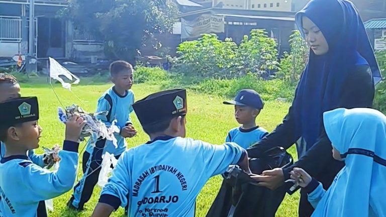 Edukasi Ekologi: MIN 1 Sidoarjo Tanamkan Karakter Peduli Lingkungan Lewat Aksi Nyata Jumat Besih