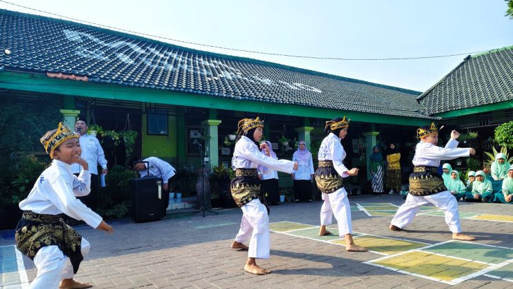Wujudkan Madrasah Ramah Gender, MIN 1 Sidoarjo Peringati Hari Kartini Melalui Unjuk Bakat Siswi Luar Biasa