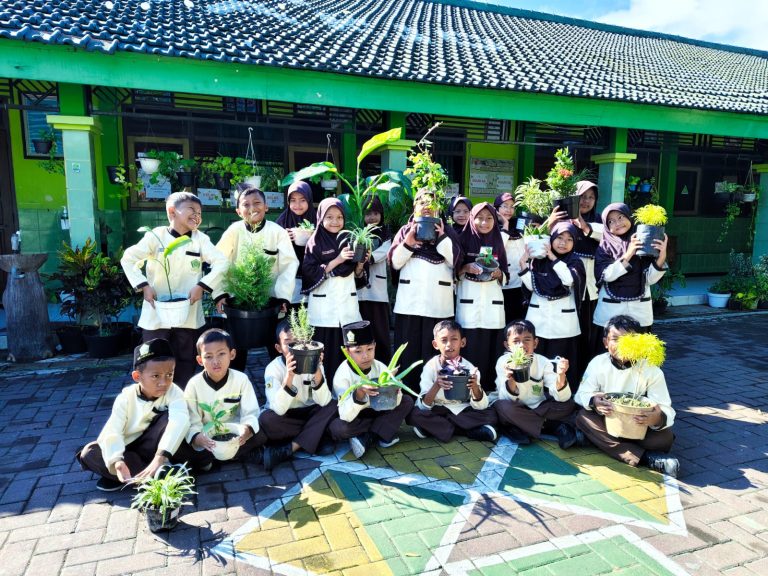 Festival Hari Bumi Sepekan di MIN 1 Sidoarjo Jadi Momentum Tanamkan Karakter Peduli Lingkungan